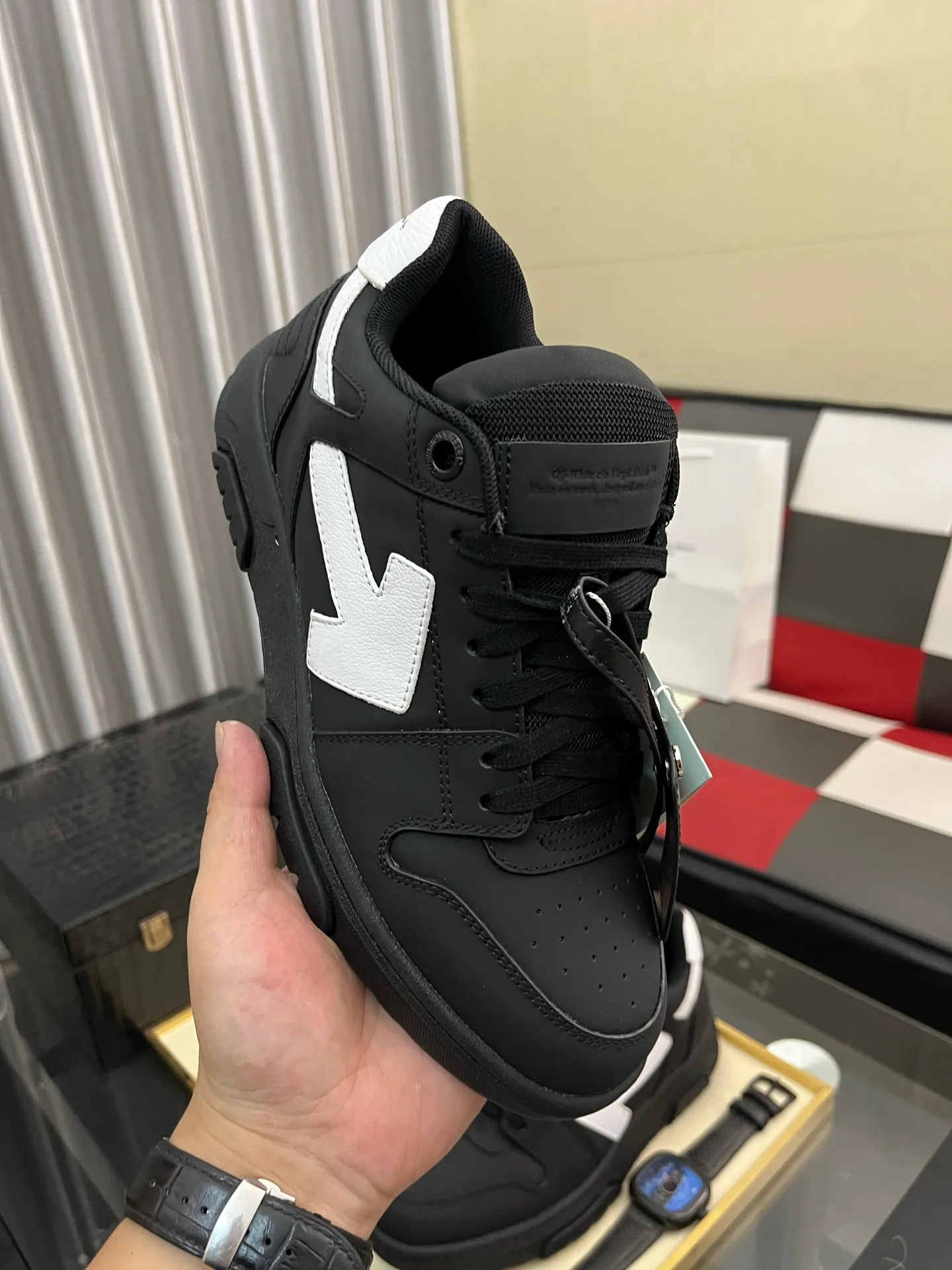Men's shoes 💰600⌚️⌚️ OFF-White C/O VirGil Abloh fashionable and versatile casual shoes. Exclusive first release of the new model. Made of environmentally friendly cowhide leather and mesh fabric upper material. The insole is embedded with foam cushioning EVA material. The correct midsole is equipped with EVA lightweight cushioning. External tooth nail rubber outsole. The correct accessories can be customized simultaneously. Women's model: 35-40 Men's model: 39-45
